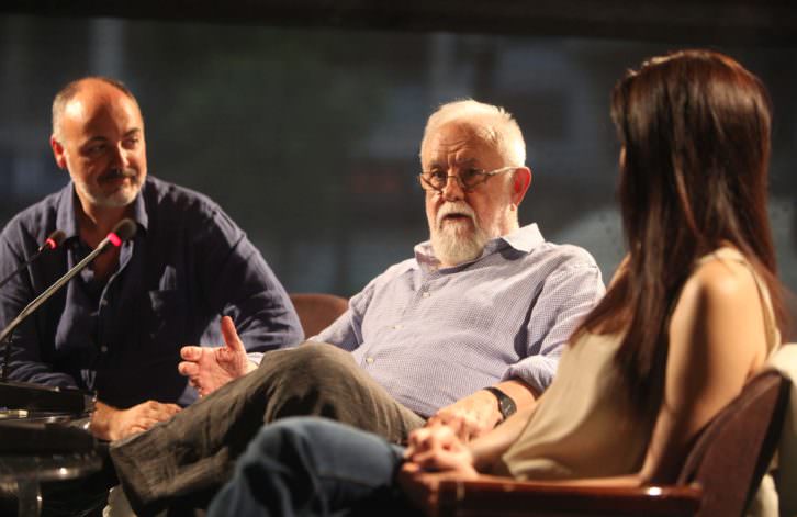 Gonzalo Suárez (centro), junto a Rafael Maluenda y Ana Álvarez, en un momento del encuentro con el público en el Hotel Astoria de Valencia. Imagen cortesía de Cinema Jove.