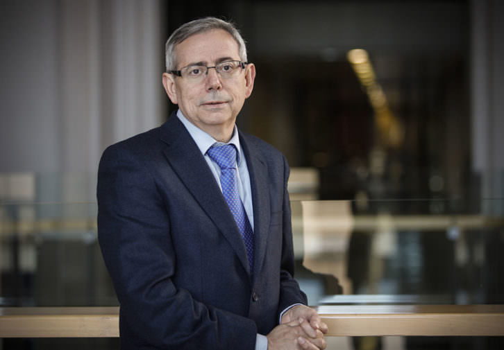 Antonio Ariño, condecorado con la Orden de las Palmas Académicas por el Ministerio de Cultura francés. Imagen cortesía de La Nau de la Universitat de València. 