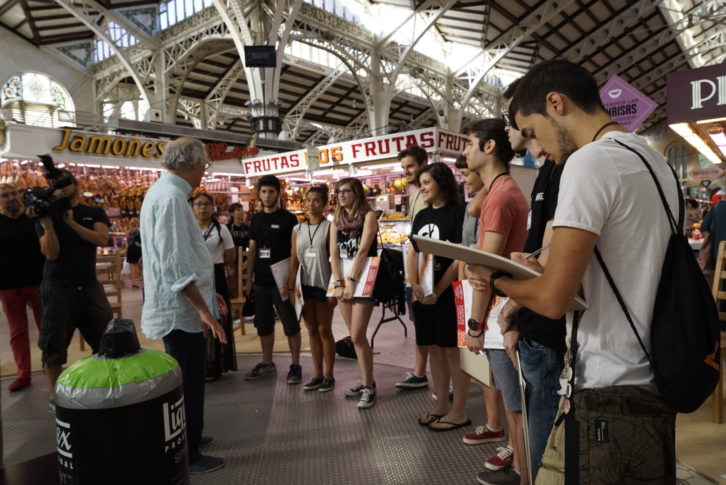 El ilustrador Ajubal dando instrucciones a los diez jóvenes seleccionados en Visual Talent, al comienzo de la prueba en el Mercado Central. Fotografía: Mario Marco.