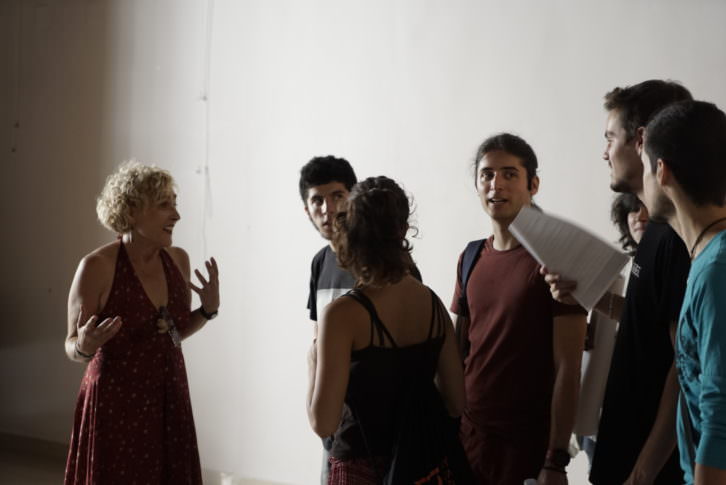 Marina Segarra, izquierda, dando instrucciones a los jóvenes finalistas de Visual Talent en el Círculo de Bellas Artes de Valencia. Fotografía: Mario Marco.