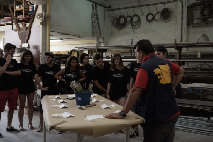 El artista Manolo Martín (derecha), dando instrucciones en su taller a los finalistas del concurso Visual Talent. Foto: Mario Marco.