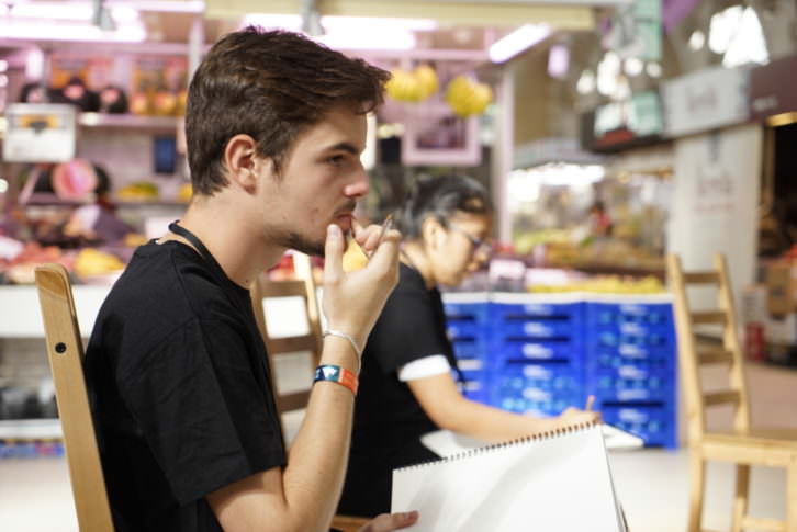 Dos de los jóvenes participantes en el concurso Visual Talent, durante la prueba en el Mercado Central de Valencia. Fotografía: Mario Marco.