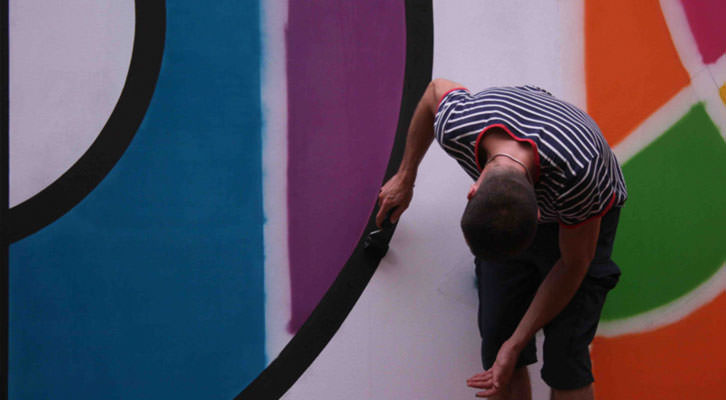 Eduardo Salvador, en plena intervención mural en el Institut Français de València. 