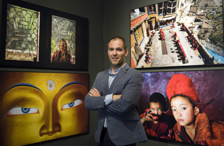 Óscar Catalán, delante de algunas de las fotografías de su exposición 'Almas' en el Museo de la Beneficéncia. Fotografía: Raquel Abulaila.