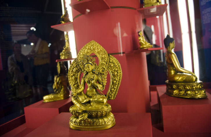 Piezas de la exposición 'Himalaya' en el Museo de la Beneficència. Fotografía: Raquel Abulaila.