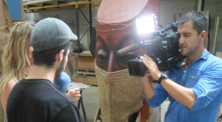 Uno de los jóvenes finalistas del concurso Visual Talent, entrevistado por TVE  en el taller de Manolo Martín.