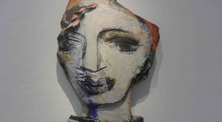 Escultura de Willy Ramos en la exposición 'Memoria del color', en el Centro del Carmen.