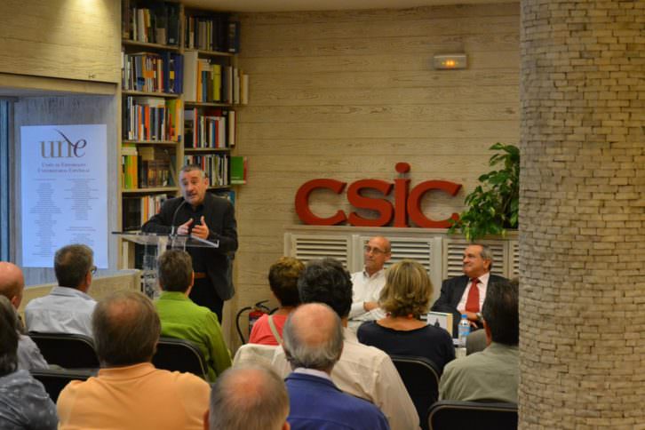 Pedro Uris, en el estrado, y Daniel Ramón, sentado de blanco en el centro de la mesa, presentando su libro 'Maná', Editorial Carena. Imagen cortesía de los autores. 