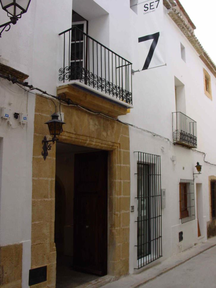 Fachada de Set Espai d'Art en el casco antiguo de Jávea (Alicante). Imagen cortesía de la galería.