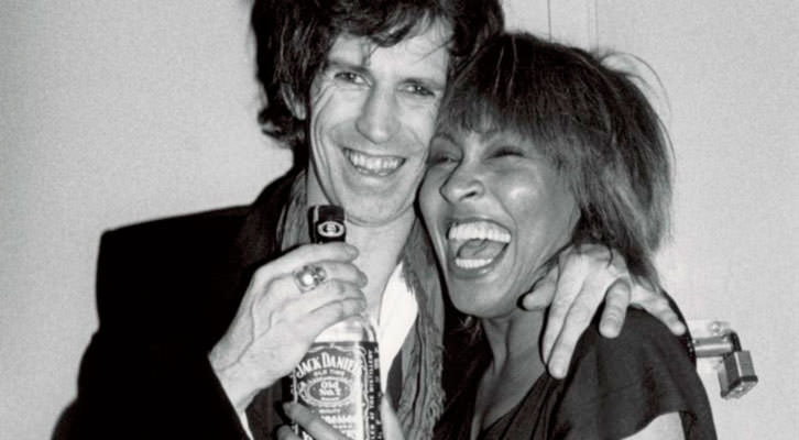 Keith Richards, de nuevo con su Jack Daniels, y Tina Turner en una fotografía de la exposición 'Sympathy for the Stones'. Centro Cultural Bancaja.