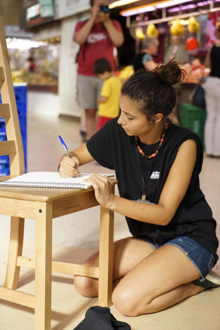 Una joven seleccionada en Visual Talent, durante la prueba de ilustración en el Mercado Central de Valencia. Fotografía: Mario Marco.