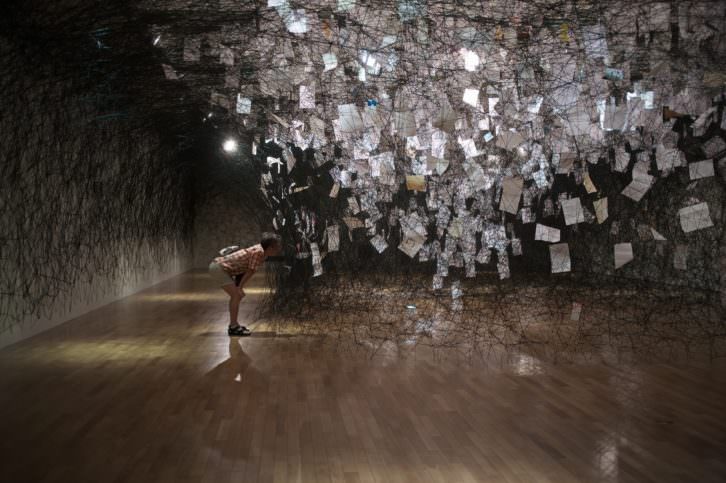 Chiharu Shiota. Letters of Thanks en el Museum of Art, Kochi, en Japón. Imagen cortesía EACC. 