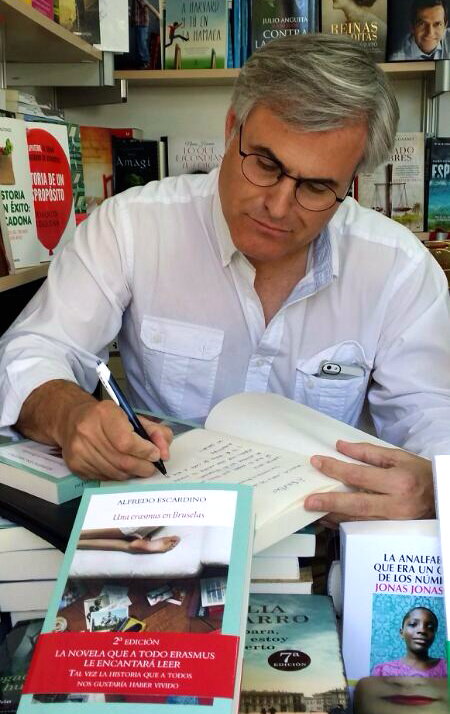 Alfredo Escardino firmando ejemplares de su primera novela 'Una erasmus en Bruselas'. Imagen cortesía del autor.