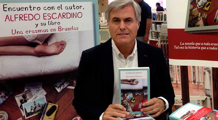 Alfredo Escardino con su libro. Imagen cortesía del autor.