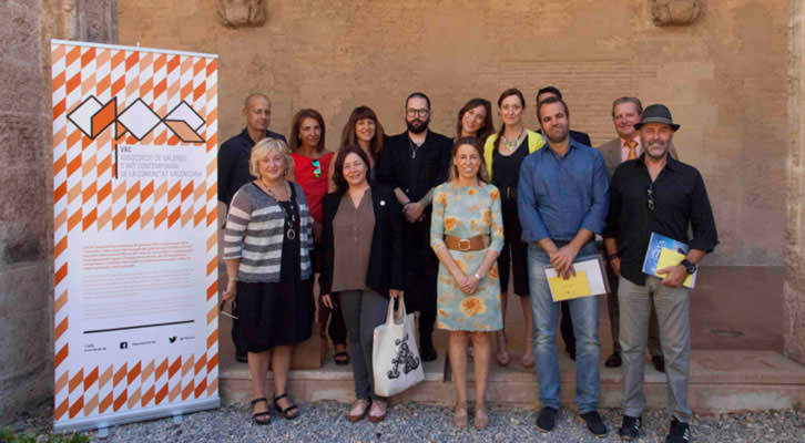 Miembros de la organización de Abierto Valencia, junto a la secretaria autonómica de Cultura, Julia Climent (en el centro), y los patrocinadores del evento.