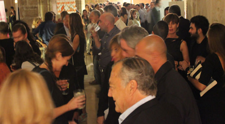 Ambiente durante la noche de entrega de premios de Abierto Valencia en el claustro gótico del Centro del Carmen. Imagen cortesía de la organización.