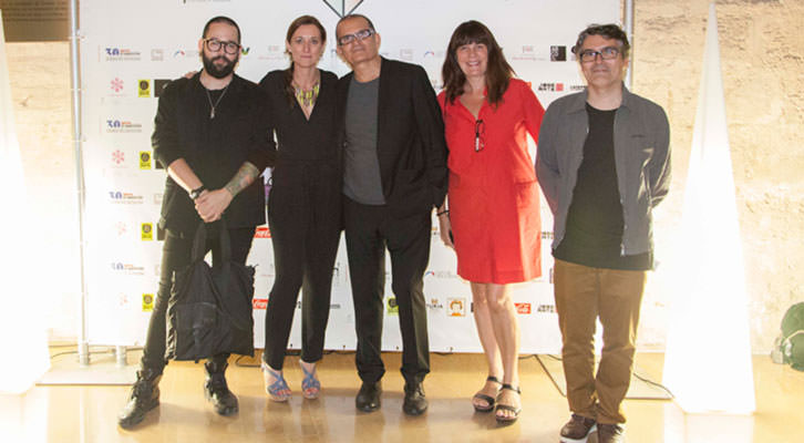 El nuevo director del IVAM, José Miguel García Cortés (en el centro de la imagen), junto a Ismael Chappaz (de izda a dcha), Olga Adelantado, Rosa Santos y Álvaro de los Ángeles. Foto: Nacho López Ortíz.