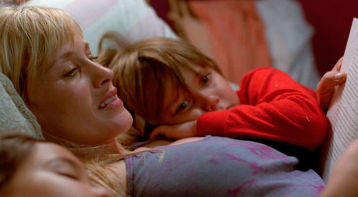 Patricia Arquette, en el medio, junto a Ellar Coltrane y Lorelei Linklater en 'Boyhood', de Richard Linklater.