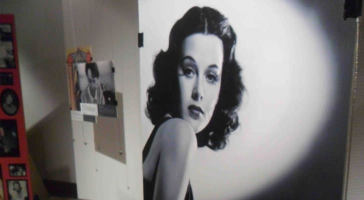 Hedy Lamarr, que además de actriz fue ingeniera, en la exposición 'Trencant barreres. Dones i ciències' que acoge el Palau de Cerveró de la Universitat de València.