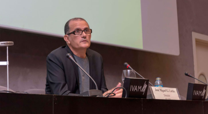 El director del IVAM, José Miguel García Cortés, en un momento de su intervención ante los medios. Imagen cortesía del IVAM. 