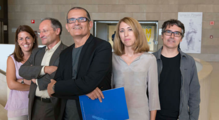 José Miguel García Cortés, director del IVAM (en el centro), con parte de su equipo: de izquierda a derecha, Raquel Gutiérrez, Joan Llinares, Ana Moure y Álvaro de los Ángeles. Imagen cortesía del IVAM.