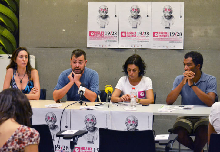 De izquierda a derecha, Ana Sanahuja, Jerónimo Cornelles, María Poquet y Ximo Rojo, durante la presentación de Russafa Escènica. Imagen cortesía de los organizadores.