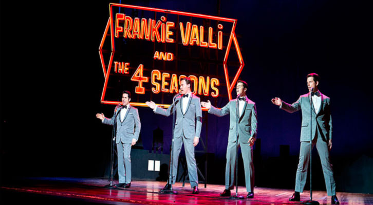 Fotograma de 'Jersey Boys, de Clint Eastwood, con el grupo The Four Seasons en plena actuación. 