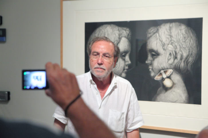Manuel Boix, delante de su obra 'Cicle de Maig', en la exposición Solidària' de La Nau de la Universitat de València. Fotografía: Eduardo Alapont.