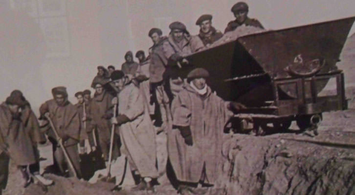 Fotografía de la exposición 'Stanbrook, 1939', en la que se pueden ver las condiciones de los exiliados republicanos en los campos de trabajos forzados de Argelia. Imagen cortesía de La Nau de la Universitat de València.