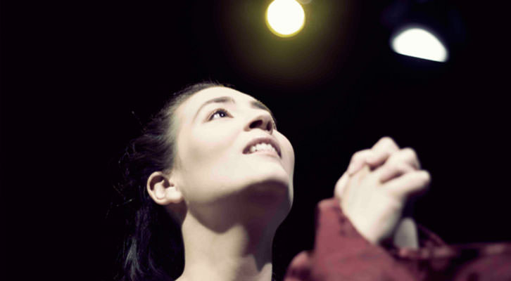 Blanca Beneito en una escena de 'Teresa de Ávila', de Enrique Belloch. Imagen cortesía de Teatre Talia.