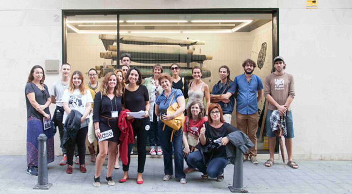 Participantes en una de las rutas de ARCO Gallery Walk de Abierto Valencia, frente a la galería Espai Visor. Foto: Nacho López Ortíz