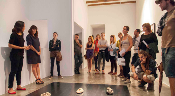 Isabel Puig, de AVALEM, ofreciendo explicaciones a los participantes de una de las rutas de ARCO Gallery Walk de Abierto Valencia, en la galería Rosa Santos. Foto: Nacho López Ortíz.