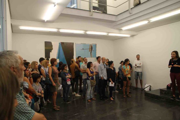 Isabel Puig, de AVALEM, dando explicaciones en una de las rutas de ARCO Gallery Walk, en la galería Luis Adelantado. Foto: Nacho López Ortíz.