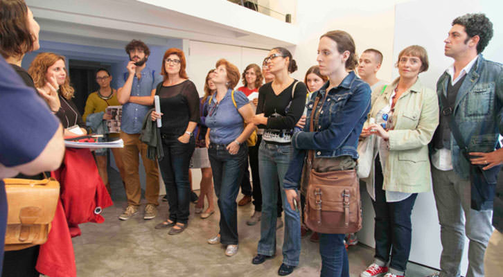 Participantes en una de las rutas de ARCO Gallery Walk de Abierto Valencia, escuchando las explicaciones de Isabel Puig, de AVALEM. Foto: Nacho López Ortíz. 