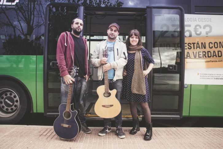 Uno de los grupos participantes del 'feCStival on the Road', ciclo de acústicos en autobuses urbanos de Castellón. Imagen cortesía de FeCStival.