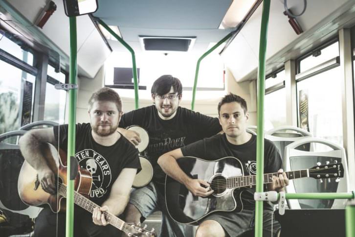 Uno de los grupos participantes en 'feCStival on the Road', evento pionero de conciertos acústicos en autobuses urbanos de Castellón. Imagen cortesía de FeCStival.