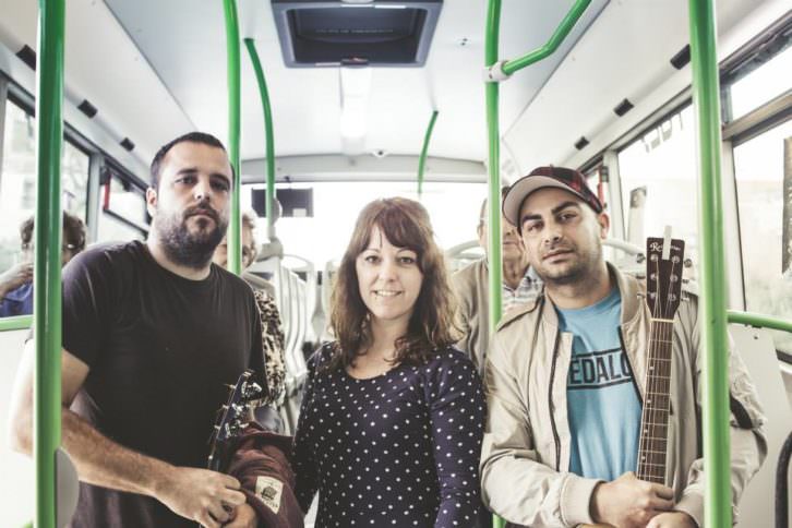 Uno de los grupos participantes del FeCStival on the Road, evento pionero de acústicos en autobuses urbanos de Castellón. Imagen cortesía de FeCStival.