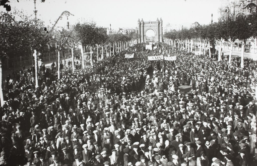 Manifestación a favor de la amnistía para los presos detenidos en la huelga, obra de Josep María de Sagarra, en la exposición Barcelona, zona neutral (1914-1918). Imagen cortesía de la Fundación Joan Miró.