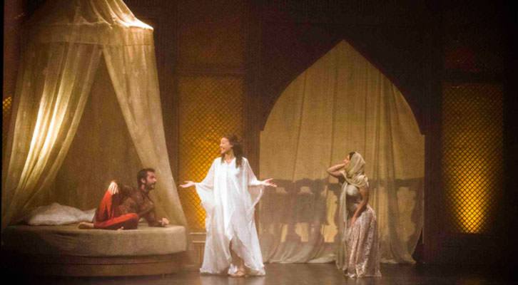 Una escena de 'Les 1001 Nits', de Vicent Vila, en el Escalante. Imagen cortesía de Escalante Centre Teatral de la Diputación de Valencia.