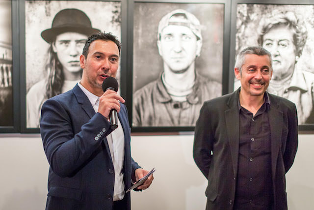 Ricky Dávila (derecha) durante la inauguración de su exposición 'Ibérica', en 12 Star Gallery. Imagen cortesía del autor. 