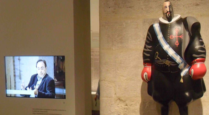 Obra del Equipo Crónica junto a uno de los videos de la exposición 'Mestres de ciutadania', en La Nau de la Universitat de València.