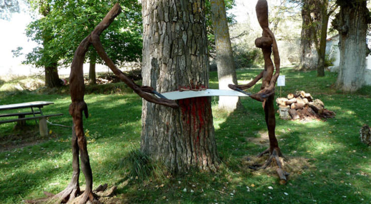 Instalación de Miguel Ángel Aranda y María Jesús Bárcena en el paraje natural de La Ermita en Paracuello. Imagen cortesía de Open Natura. 