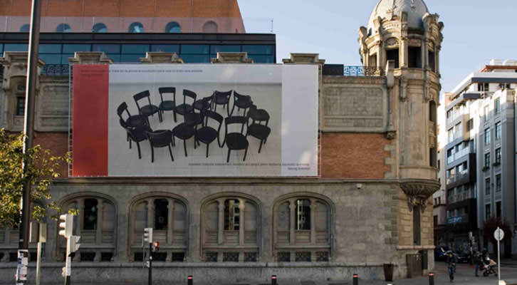 Imagen de la exposición 'El Contrato', de Bulegoa zenbaki barik, en la fachada de Alhóndiga Bilbao. Fotografía: Jaime Gartzia.