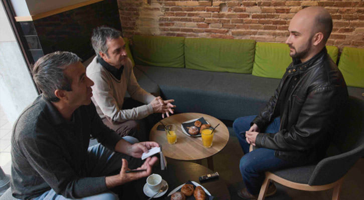 De izquierda a derecha, Salva Torres, Vicente Chambó y Miguel Ángel Font, durante los Desayunos Makma de Lotelito. Foto: Fernando Ruiz. 