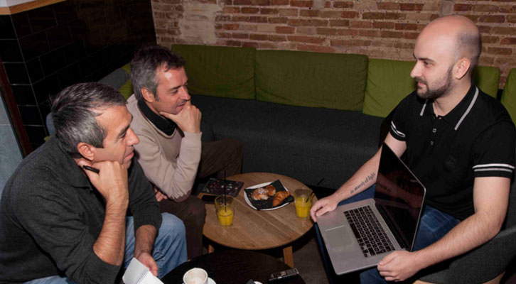 De izquierda a derecha, Salva Torres, Vicente Chambó y Miguel Ángel Font, momento en que  el realizador muestra uno de sus últimos proyectos en los Desayunos Makma de Lotelito. Foto: Fernando Ruiz. 