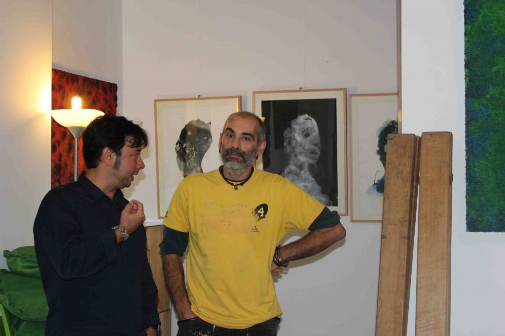 El artista Rafa de Corral (izda) charla con Anibal Campo, de Txalaparta Un Rayo, durante la inauguración de la exposición de Iñaki Torres en Espacio 40. Imagen cortesía de la galería.