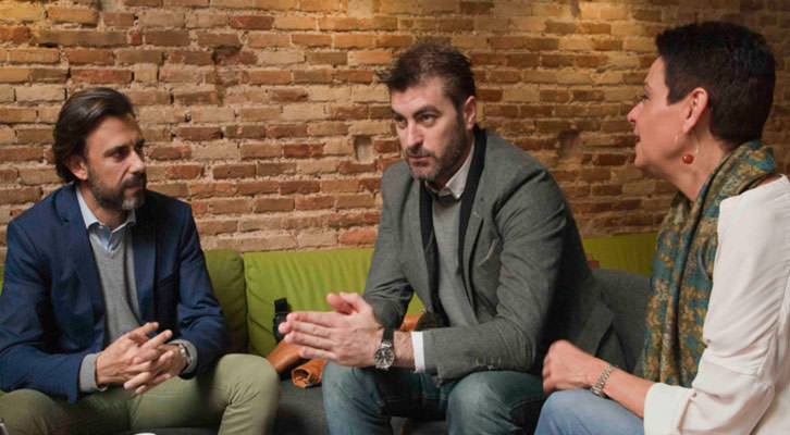 De izquierda a derecha, Vicente Vañó, Álex Vila y Esther Castellano, en un momento de los Desayunos Makma en Lotelito. Fotografía: Fernando Ruiz. 