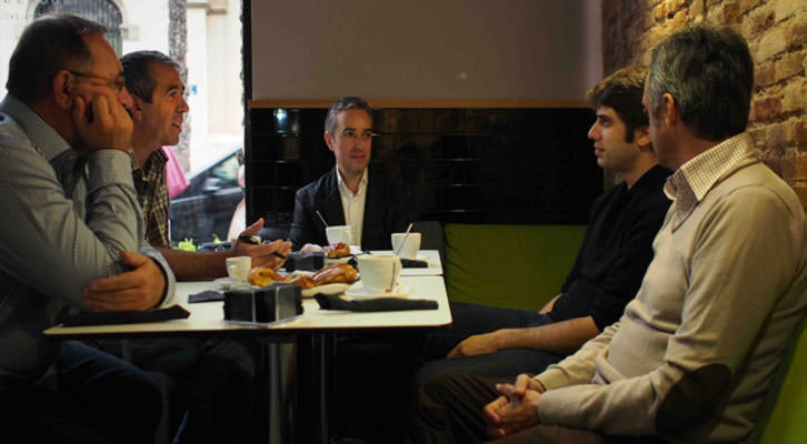 De izquierda a derecha, Gonzalo de Zárate, Salva Torres, José Luis Pérez Pont, Carlos Madrid y Vicente Chambó, en un momento de los Desayunos Makma de Lotelito. Fotografía: Gala Font de Mora.