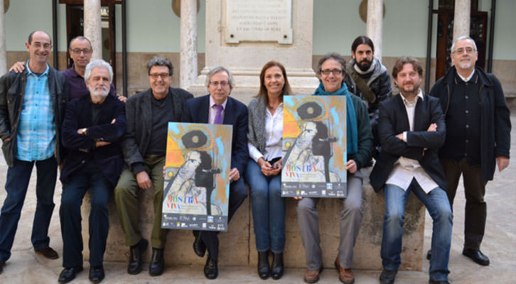 Algunos de los responsables de Mostra Viva, entre ellos, Antonio Ariño, vicerrector de Cultura (en el centro con corbata), Vicent Tamarit ( a su derecha), Amparo Carbonell (a su izquierda), Vicent Cortés (con un cartel), y a los extremos, Santo Juan y Vicent Gregori (izad) y Antonio Llorens (dcha).