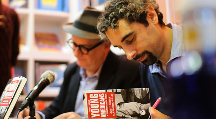 Justo Serna y Alejandro Lillo firmando ejemplares de su libro. Fotografía: Gonzalo Moreno.